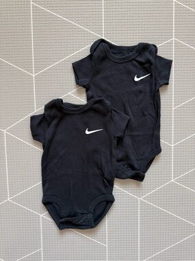 Nike|Baby boy One-Piece Bodysuit (2-Pack) onesies with small Nike check•••6M